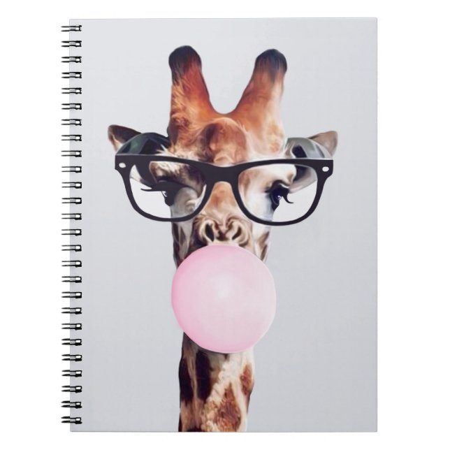 Giraffe med glasögon som blåser rosa bubbelgummi anteckningsbok (Framsidan)