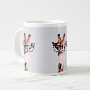 Giraffe med glasögon som blåser rosa bubbelgummi jumbo mugg