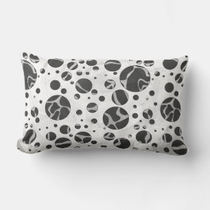 Giraffe Polka Dot Black and Light Grått Print Lumbarkudde
