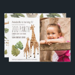 Giraffe Safari Zoo Party Kids Photo Birthday Inbjudningar<br><div class="desc">Den här söta barnen-fotoinbjudan innehåller en vit bakgrund med baby giraffe och mamma och tropiska löv. Baksidan har en vit bakgrund med giraffe och löv mönster. Anpassa den efter dina behov. Du hittar matchande produkter i min butik.</div>