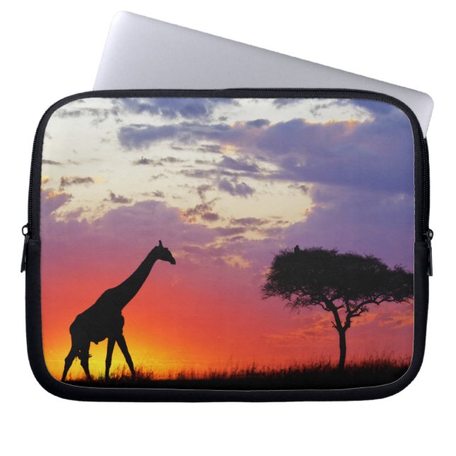Giraffe silhouetted at sunrise, Giraffa Laptop Sleeve (Framsidan)