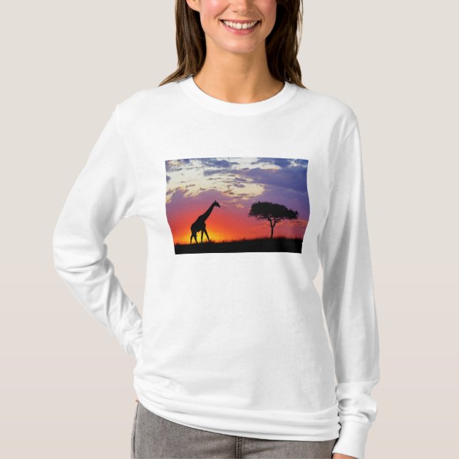 Giraffe silhouetted at sunrise, Giraffa Tee (Framsida)