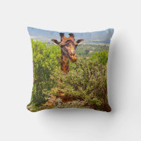 Giraffe slog huvudet ovanför Träd