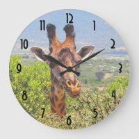 Giraffe slog huvudet ovanför Träd
