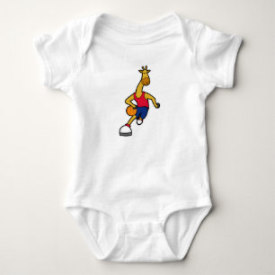 Giraffe som basketspelare med Basketball boll T Shirt