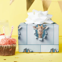 Giraffe som kommer från ett Pappert horn Hål Presentpapper