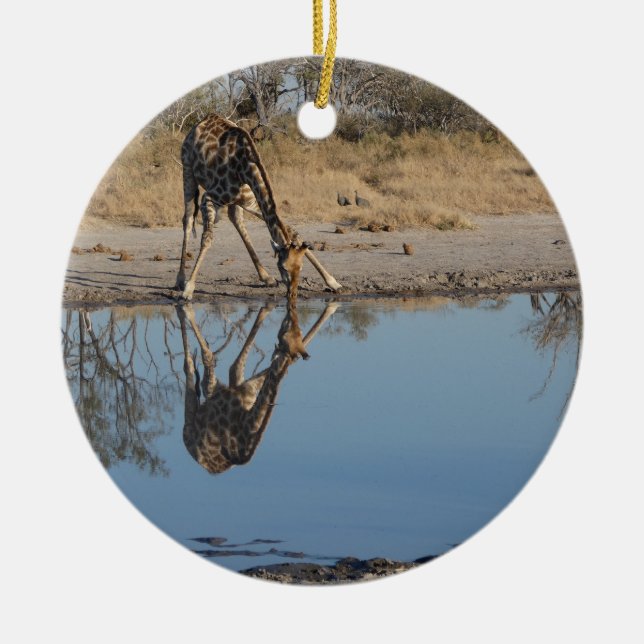 GIRAFFE TAKING A REFLECTED DRINK JULGRANSPRYDNAD KERAMIK (Framsidan)