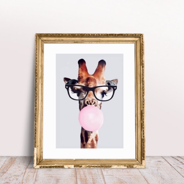 GIRAFFE WEARING GLASSES BLOWAR EN ROSA BUBBLE GUM POSTER (Skapare uppladdad)