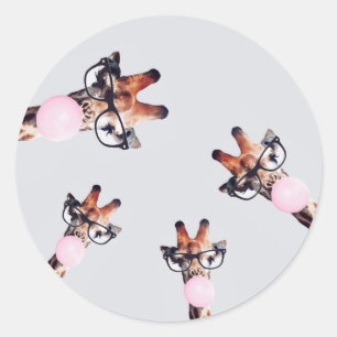 GIRAFFE WEARING GLASSES BLOWAR EN ROSA BUBBLE GUM RUNT KLISTERMÄRKE
