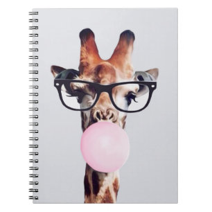 GIRAFFE WEARING GLASSES SOM BLÖSER EN ROSA BUBBLEG ANTECKNINGSBOK