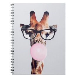 GIRAFFE WEARING GLASSES SOM BLÖSER EN ROSA BUBBLEG ANTECKNINGSBOK