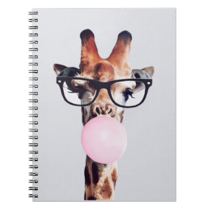 GIRAFFE WEARING GLASSES SOM BLÖSER EN ROSA BUBBLEG ANTECKNINGSBOK