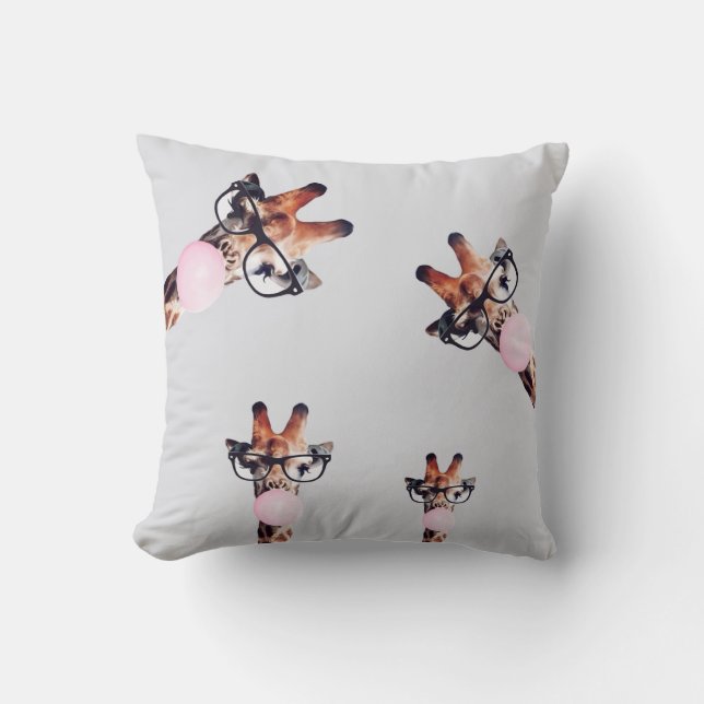 GIRAFFE WEARING GLASSES SOM BLÖSER EN ROSA BUBBLEG KUDDE (Framsida)