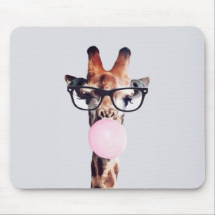 GIRAFFE WEARING GLASSES SOM BLÖSER EN ROSA BUBBLEG MUSMATTA