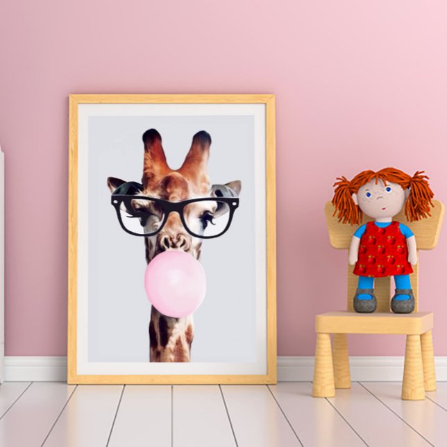 GIRAFFE WEARING GLASSES SOM BLÖSER EN ROSA BUBBLEG POSTER (Skapare uppladdad)