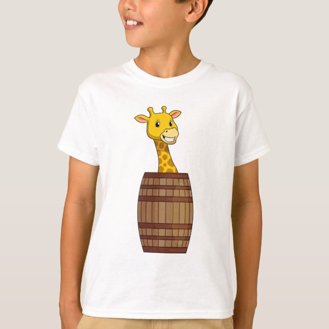 Giraffe with Barrel T Shirt (Framsida)