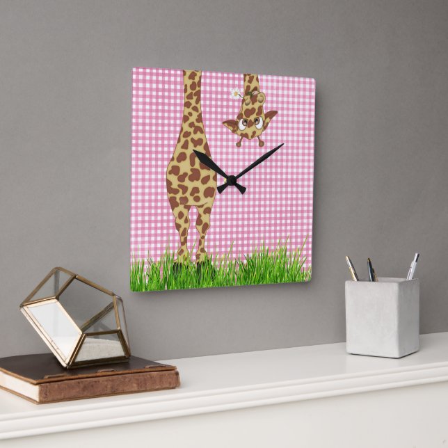 Giraffe with Daisy on Rosa Gingham Fyrkantig Klocka (Kontor)