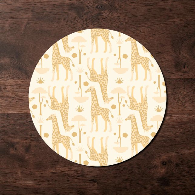 Giraffer i savannen i gult underlägg papper rund (Yellow safari giraffe birthday party paper coaster, in pale boho savannah colors for a themed party.)