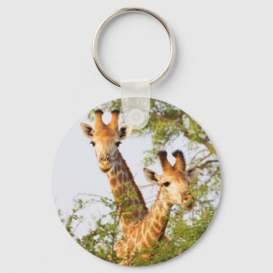Giraffes Peeking ovan Vegetation Nyckelring