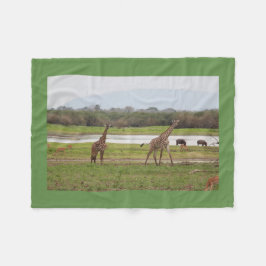 Giraffet kopplar samman gulligt personifierar fleecefilt