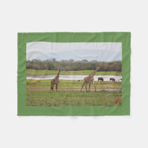 Giraffet kopplar samman gulligt personifierar fleecefilt