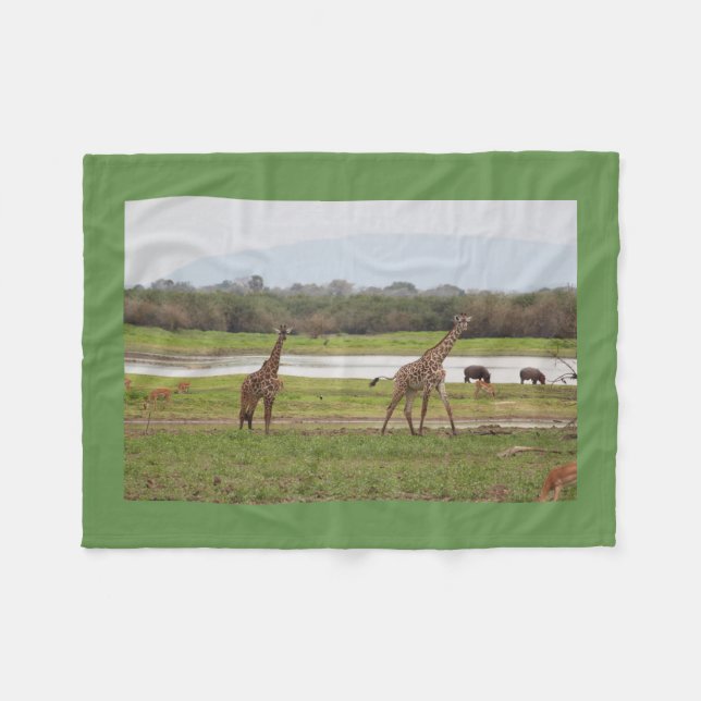 Giraffet kopplar samman gulligt personifierar fleecefilt (Framsidan (Horisontell))