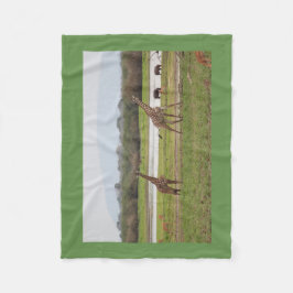 Giraffet kopplar samman gulligt personifierar fleecefilt