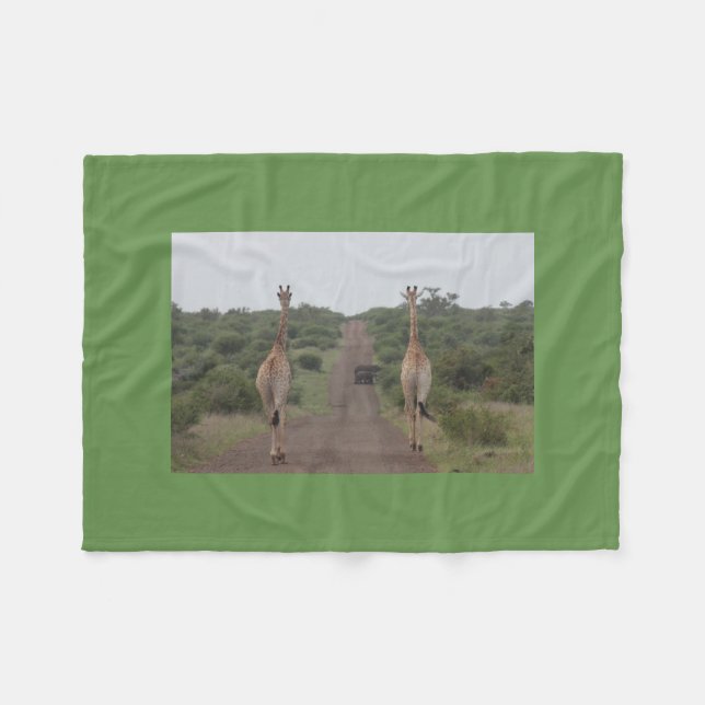 Giraffet kopplar samman gulligt personifierar fleecefilt (Framsidan (Horisontell))