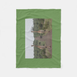 Giraffet kopplar samman gulligt personifierar fleecefilt