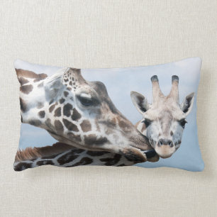 Giraffet kysser henne kalven lumbarkudde