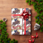 Girl and Horse Jumping Colorful God jul Presentpapper<br><div class="desc">Den här helgdag,  som är en papper julomslutning,  har en flicka som rider en brun häst och hoppar på en God jul-banderoll med grönt och guld abstrakt bakgrund.</div>