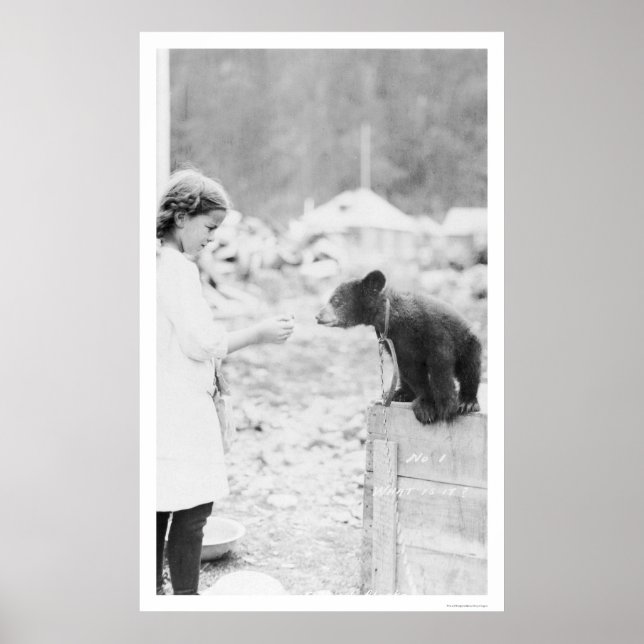 Girl & Bear Seward, Alaska 1912 Poster (Framsidan)