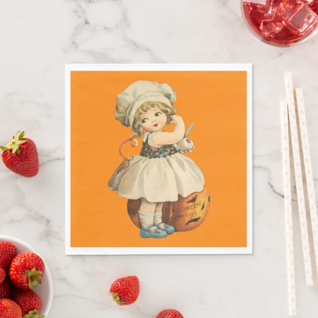 Girl Carving Apple Halloween Pappersservett (Insitu)