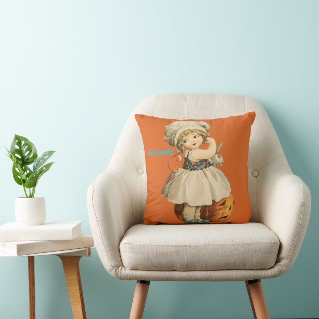 Girl Carving Apple Halloween Pillow Kudde (Stol)
