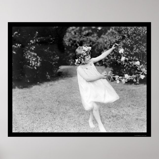Girl Dancing with Flowers in Hair 1910 Poster (Framsidan)