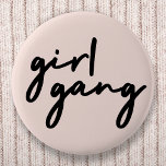 Girl Gang | Flickmaktens moderna feminism  Rosa Knapp<br><div class="desc">Enkelt,  snyggt "Flickgäng" citerar ett märke i modernt minimalistiskt manustypografi i svart med en damskalig rosa för att fira kvinnor och flickmakt! En helt mångsidig daglig fest eller en söt matchande match för mor och döttrar,  systrar och vänner!</div>
