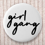 Girl Gang | Snyggt Modern Feminist Girl Power Knapp<br><div class="desc">Enkelt,  snyggt "tjejgäng" citerar ett märke i modern minimalistisk manustypografi i svart för att fira kvinnor och flickmakt! En helt mångsidig daglig fest eller en söt matchande match för mor och döttrar,  systrar och vänner!</div>
