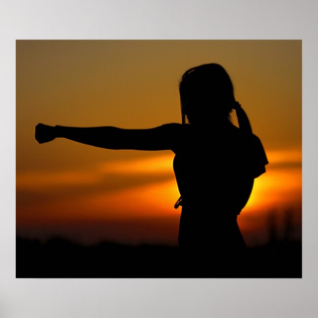 Girl in Karate Sunset Poster (Framsidan)