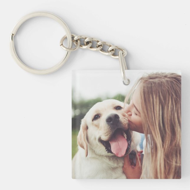 Girl Kissing Hund Keychain (Framsidan)