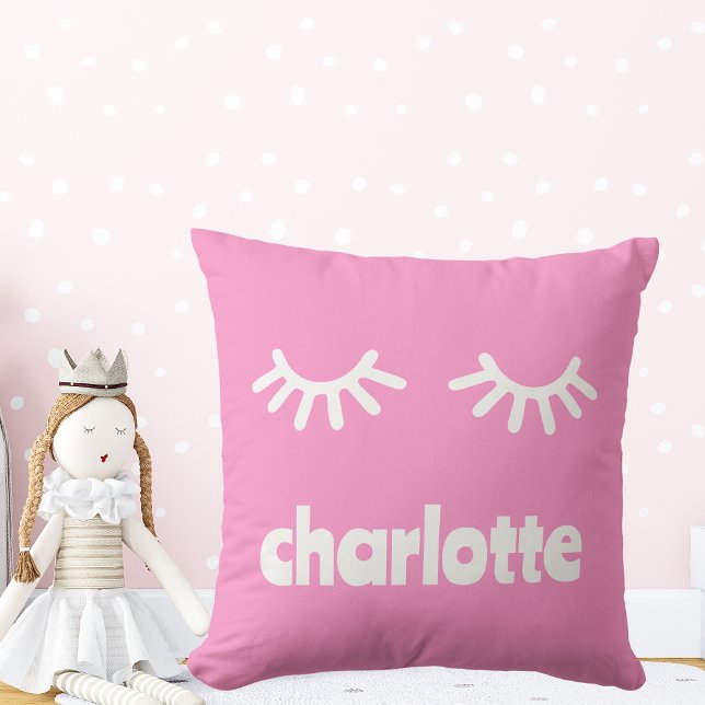 Girl Namn Soft Rosa Eyelash Kudde (Transform her space with a hint of pink using this charming pillow. Customize it and get it today!)