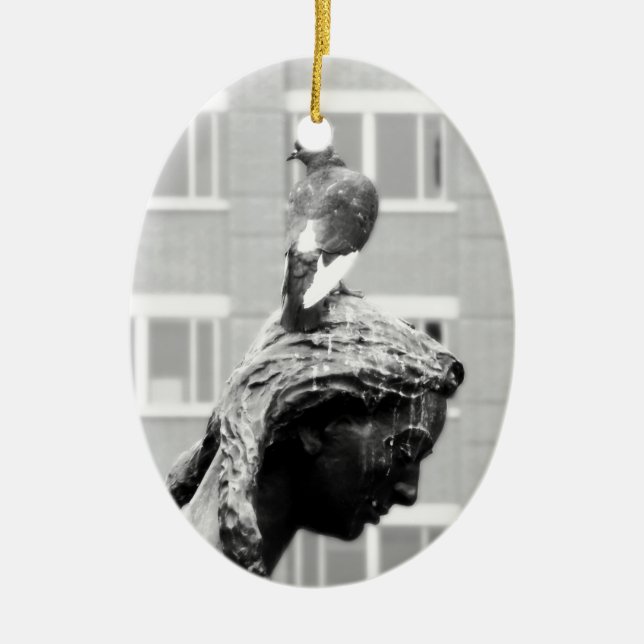 Girl och hennes Pigeon Julgransprydnad Keramik (Framsidan)