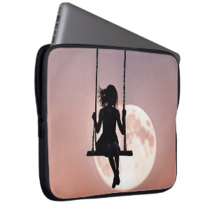 Girl on Swing with Måne Laptop Fodral