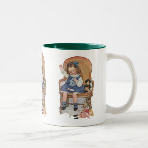 Girl Sewing Dollies Två-Tonad Mugg