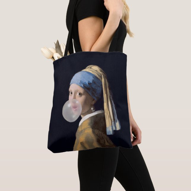 Girl with pearl earring blowing a bubble gum tygkasse (Närbild)