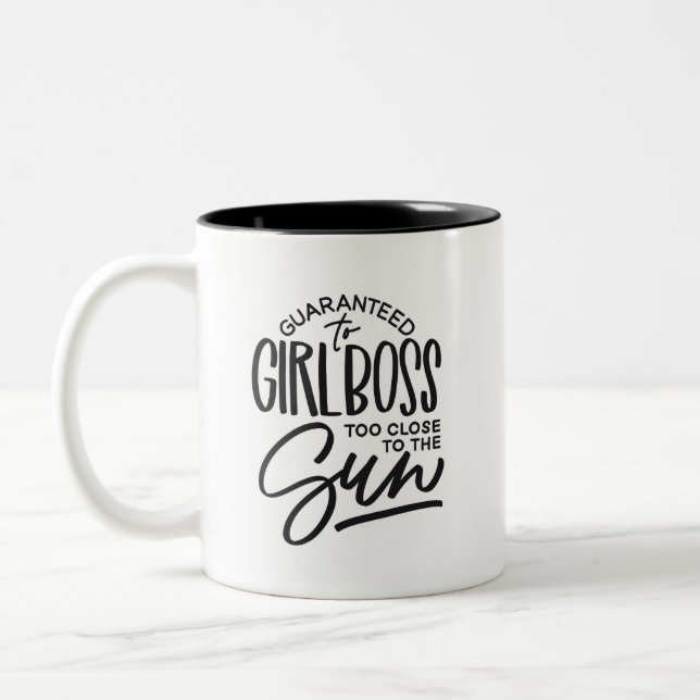 Girlboss till Solen Handlettered Två-Tonad Mugg (Vänster)