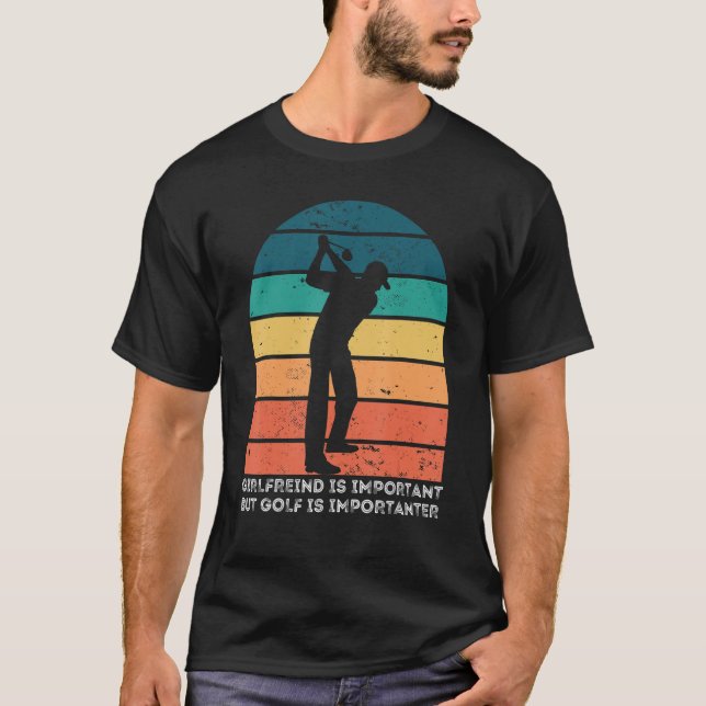 Girlfreind är viktigt men Golf är viktigt T Shirt (Framsida)