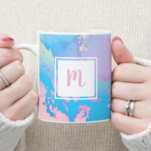 Girlig rosa lila - blå modern vattenfärg i monogra kaffemugg