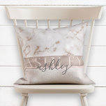 Girligt  Marble Ro Guld-skript Namn Monogram Kudde<br><div class="desc">Ett trendig, gigantisk design med faux ro guld marmor och shimmer struktur, personlig med flickans namn två gånger över en faux borstad ro guld rand: först i elegant all hylstext och sedan i modern, handskriven manustypografi. En vacker design som du vill ha, och samma design både fram och bak. Copyright...</div>
