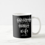 Girlkompis Fiance Maka 2025 Ny gifta Bröllop H Kaffemugg<br><div class="desc">Girlkompis Fiance Wife 2025 Ny gifta Honeymoon</div>