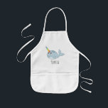 Girls Cute Rainbow Narwhal Tecknad och Namn Barnförkläde<br><div class="desc">Det här trendiget och de söta barnens apron har en vacker,  hand plockade-regnbågssnäckans tecknad. Den här fina designen har också en ställe för dig att lägga till din flickas namn. Perfektens viskhet var ett tema för ditt lilla projekt!</div>